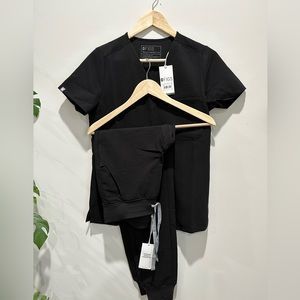 Figs XS Catarina top and XS zamora bottoms in black NWT